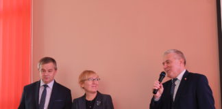 Poseł Barbara Bubula w Kozłowie i Kropidle Poseł Barbara Bubula w Gminnej Bibliotece Publicznej w Kozłowie wraz z małopolskim komendantem OHP Krzysztofem Świerczkiem i wójtem Janem Zbigniewem Basą