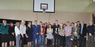 Ziemia Miechowska w Walce o Wolność Laureaci, organizatorzy i goście konkursu organizowanego przez Zespół Szkół Nr 2 w Miechowie im. Jana Pawła II - miechowski.pl - fot. K. Capiga