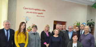 Słaboszowscy samorządowcy z wizytą w kozłowskiej bibliotece Samorządowcy ze Słaboszowa z wizytą w Bibliotece w Kozłowie - miechowski.pl fot. K. Capiga