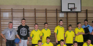 Dobra passa „Ekonomika” Zwycięska drużyna "Ekonomika" (żółte koszulki) z opiekunem Andrzejem Wachackim