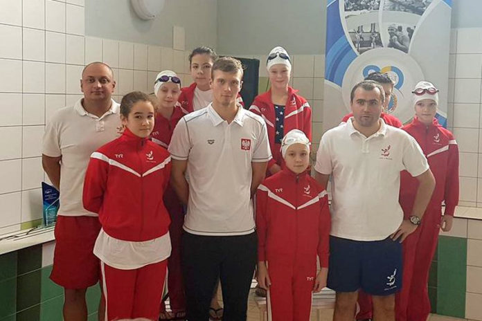 Zawodnicy i trenerzy sekcji pływackiej CKiS z Wojciechem Wojdakiem