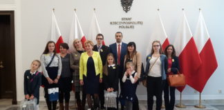 Igor Walczak w grupie laureatów konkursu Igor Walczak obok senatora Pęka