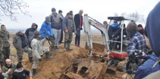 „Salamandra” na tropach historii ziemi miechowskiej Wózek amunicyjny wykopany spod poniemieckiego bunkra w Podmiejskiej Woli - miechowski.pl - fot. K. Capiga