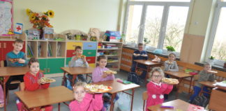 Śniadanie daje moc Śniadanie daje moc uczniom Społecznej Szkoły Podstawowej w Przybysławicach - fot. K. Capiga