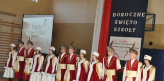 Patriotyczne Święto „Ekonomika” Szkolny zespół "Miechowianie" uświetnił Święto "Ekonomika" - fot. K. Capiga