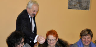 Mikołajkowa sesja w Książu Wielkim…Plany budżetowe 2017, podatki bez zmian Mikołajkowe upominki KGW Konaszówka od wójta - fot. K. Capiga