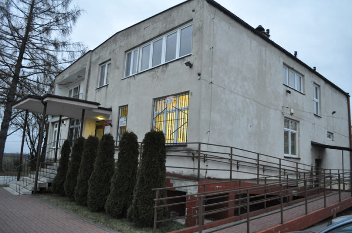 Budynek, w którym obecnie mieści się Ośrodek Zdrowia w Kozłowie - miechowski.pl