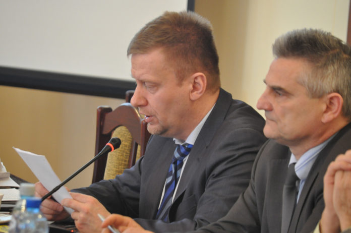 Dyrektor Mirosław Dróżdż omawia sytuację Szpitala św. Anny - fot. K. Capiga