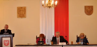 Powiatowe Centrum usług Wspólnych powołane Prezydium Rady Powiatu i starosta Marian Gamrat w odświeżonej scenerii sali konferencyjnej Starostwa - fot. K. Capiga