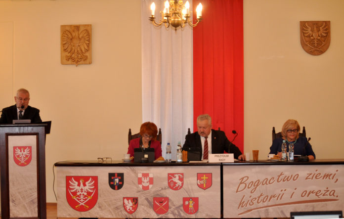 Prezydium Rady Powiatu i starosta Marian Gamrat w odświeżonej scenerii sali konferencyjnej Starostwa - fot. K. Capiga