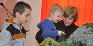 Kolejowe modele urzekły nie tylko najmłodszych "Stacja Biblioteka" - wystawa modeli kolejek w Kozłowie - fot. K. Capiga - miechowski.pl