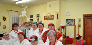 „Lepiej się drze w grupie, niż osobno…” Koło Gospodyń Wiejskich Konaszówka i darcie pierza