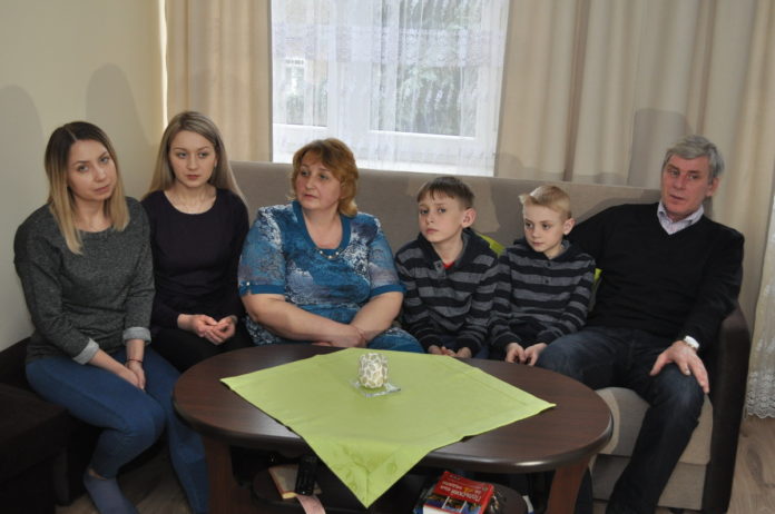 Rodzina Skowrońskich w swoim nowym mieszkaniu w Chodowie - fot. K. Capiga