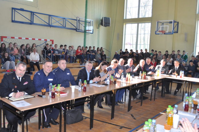 Samorządowcy uczą samorządności - sesja RG Słaboszów w Zespole Szkół w Dziaduszycach - fot. K. Capiga