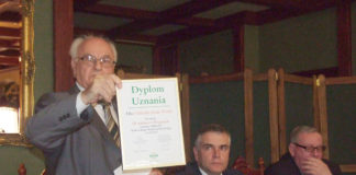 Rolnicy rzetelnymi klientami KBS dyr. Wiesław Oczkowicz prezentuje dyplom dla KBS Oddział Książ Wielki - fot. K. Capiga