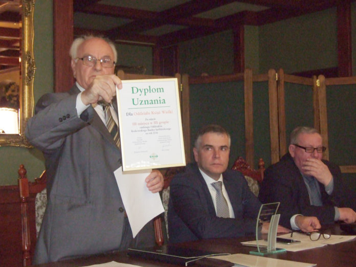 dyr. Wiesław Oczkowicz prezentuje dyplom dla KBS Oddział Książ Wielki - fot. K. Capiga
