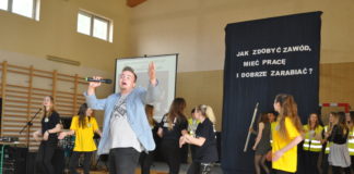 Dzień otwarty „Ekonomika” 2017 Kacper Bojarski wcielając się w Zenka Martyniuka porwał gimnazjalistów do zabawy - fot. K. Capiga