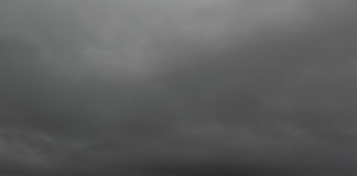 Łowcy burz ostrzegają – możliwe opady śniegu Niebo zza okien redakcji MIECHOWSKI.PL w Lany Poniedziałek