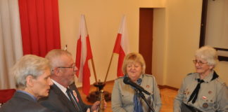 Komenda Hufca ZHP „Przyjacielem Powiatu” Statuetka "Przyjaciel Powiatu" dla Komendy ZHP w Miechowie - fot. K. Capiga