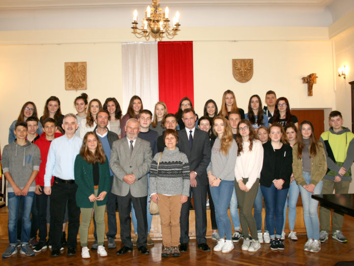 Uczniowie z Liceum Champ Blanc w Longeron we Francji z wizytą w starostwie