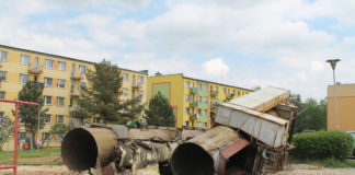 Komin na os. Sikorskiego znika z krajobrazu Elementy zdemontowanego komina na os. Sikorskiego w Miechowie