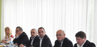 Podpisy w zastępstwie przewodniczącego, który nie był już przewodniczącym Radni (drugi z lewej - Roman Piwowarski) Gminy i Miasta Miechów na sesji 10 maja 2017 r.