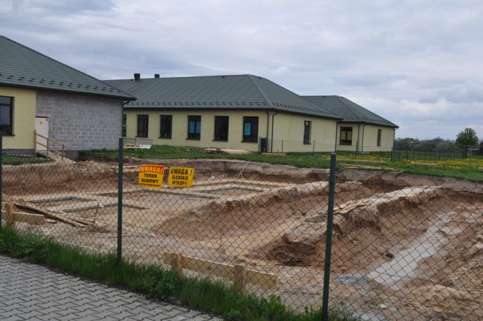 Pierwsze roboty ziemne przy budowie sali gimnastycznej w Kozłowie - fot. K. Capiga