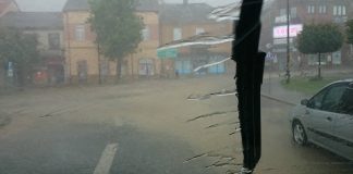 Nawałnica nad Miechowem Miechowski Rynek podczas burzy widziany z wewnątrz pojazdu