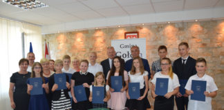 Najlepsi uczniowie z nagrodami wójta gminy Gołcza