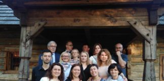 20 lat minęło… – klasowe spotkanie absolwentów LO Absolwenci klasy humanistycznej LO (IVb) wspólnie po 20 latach - Dworek Zacisze w Miechowie