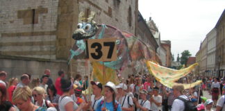 Wielka Parada Smoków w Krakowie z udziałem kółka plastycznego GOK Kozłów Smok z kozłowskiego GOK-u na Wielkiej Paradzie w Krakowie