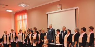 Małopolski Uniwersytet Seniora zainaugurował działalność Chór "Srebrny Głos" i wicepremier Jarosław Gowin uświetnili inaugurację Małopolskiego Uniwersytetu Seniora w Kozłowie - fot. K. Capiga