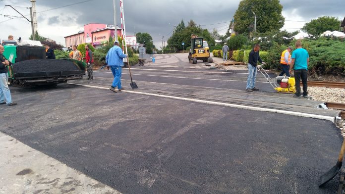 Końcowe prace przy przejeździe kolejowym w Charsznicy