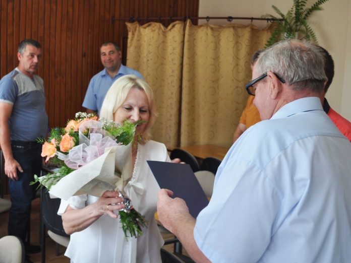 Przewodniczący Apoloniusz Dulewski kwiatami dziękuje za długoletnią pracę kierownik GOPS - Wandzie Zientara