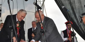 Dożynki powiatowe w Kozłowie Gospodarze Dożynek Powiatu Miechowskiego kroją bochen chleba wypieczony z tegorocznych plonów, od prawej - starosta Marian Gamrat, wójt Jan Zbigniew Basa