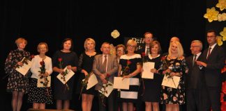 Burmistrz nagrodził nauczycieli z okazji ich święta Dzień Edukacji Narodowej 2017 - nagrody burmistrza Miechowa dla nauczycieli - fot. K. Capiga