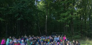 Harcerze sprzątali las w Tunelu