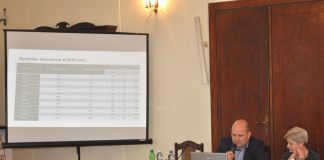 Brakuje rąk do pracy, bezrobocie niskie jak nigdy ! Pracownicy Powiatowego Urzędu Pracy w Miechowie (od prawej): dyr. Anna Frączkiewicz i Tomasz Mucha