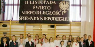 W Racławicach śpiewali NIEPODLEGŁEJ Szkoła Podstawowa w Racławicach - Święto Niepodległości 2017