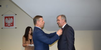 Wójt Gminy Gołcza odznaczony „Srebrnym Krzyżem Zasługi” Wojewoda Małopolski Piotr Ćwik honoruje wójta gminy Gołcza Lesława Blachę