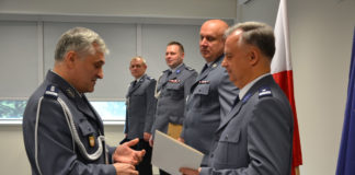 Zmiana na stanowisku Komendanta Powiatowego Policji w Miechowie Nowy Komendant KPP Miechów podinsp. Andrzej Kot (po prawej) odbiera rozkaz nominacyjny od Zastępcy Komendanta Wojewódzkiego Policji w Krakowie insp. Roberta Strzeleckiego (po lewej)