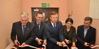 Środowiskowy Dom Sapomopocy w Kępiu uroczyście otwarty Przecięcie wstęgi oficjalnie zainaugurowało działalność Środowiskowego Domu Samopomocy w Kępiu