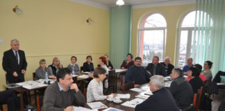 Drogowo-inwestycyjne plany gminy Kozłów Wójt Jan Zbigniew Basa przedstawia radnym plany inwestycji drogowych na 2018 rok