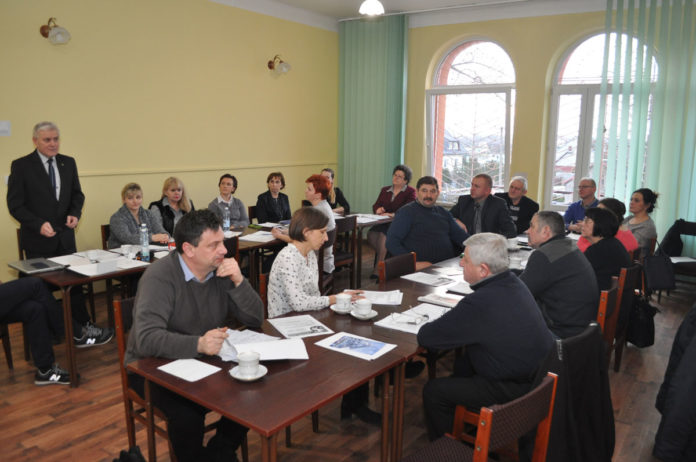 Wójt Jan Zbigniew Basa przedstawia radnym plany inwestycji drogowych na 2018 rok