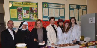 Z miechowskiego „Ekonomika” wysłali pączki do Afryki