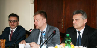 Pomoc społeczna i szpital w centrum zainteresowania podczas sesji Rady Powiatu Dyrektor Mirosław Dróżdż (w środku) przedstawia radnym powiatowym sytuację Szpitala św. Anny w Miechowie