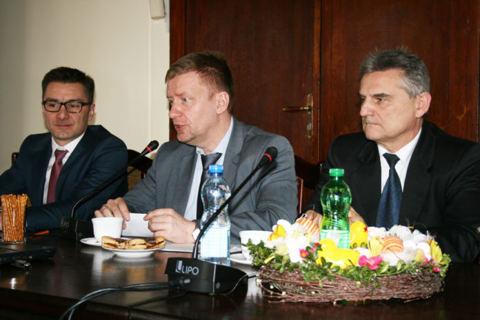 Dyrektor Mirosław Dróżdż (w środku) przedstawia radnym powiatowym sytuację Szpitala św. Anny w Miechowie