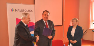 Ponad 3 tony azbestu do usunięcia w gminie Kozłów i inne inwestycje Podpisanie umowy na usuwanie azbestu z gminy Kozłów