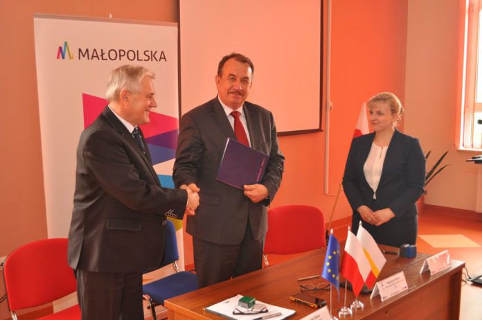 Podpisanie umowy na usuwanie azbestu z gminy Kozłów