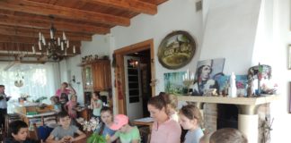 Uczniowie z Książa Wielkiego w Zagrodzie Edukacyjnej „Pszczółki” w Niezwojowicach